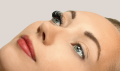 Antes e depois de pestanas realçado com marketing digital para estética